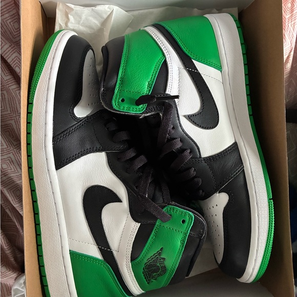 Nike Men\'s Black, White, and Green Sneakers